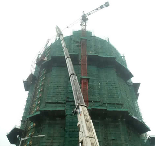 良庆吊车在工地上作业
